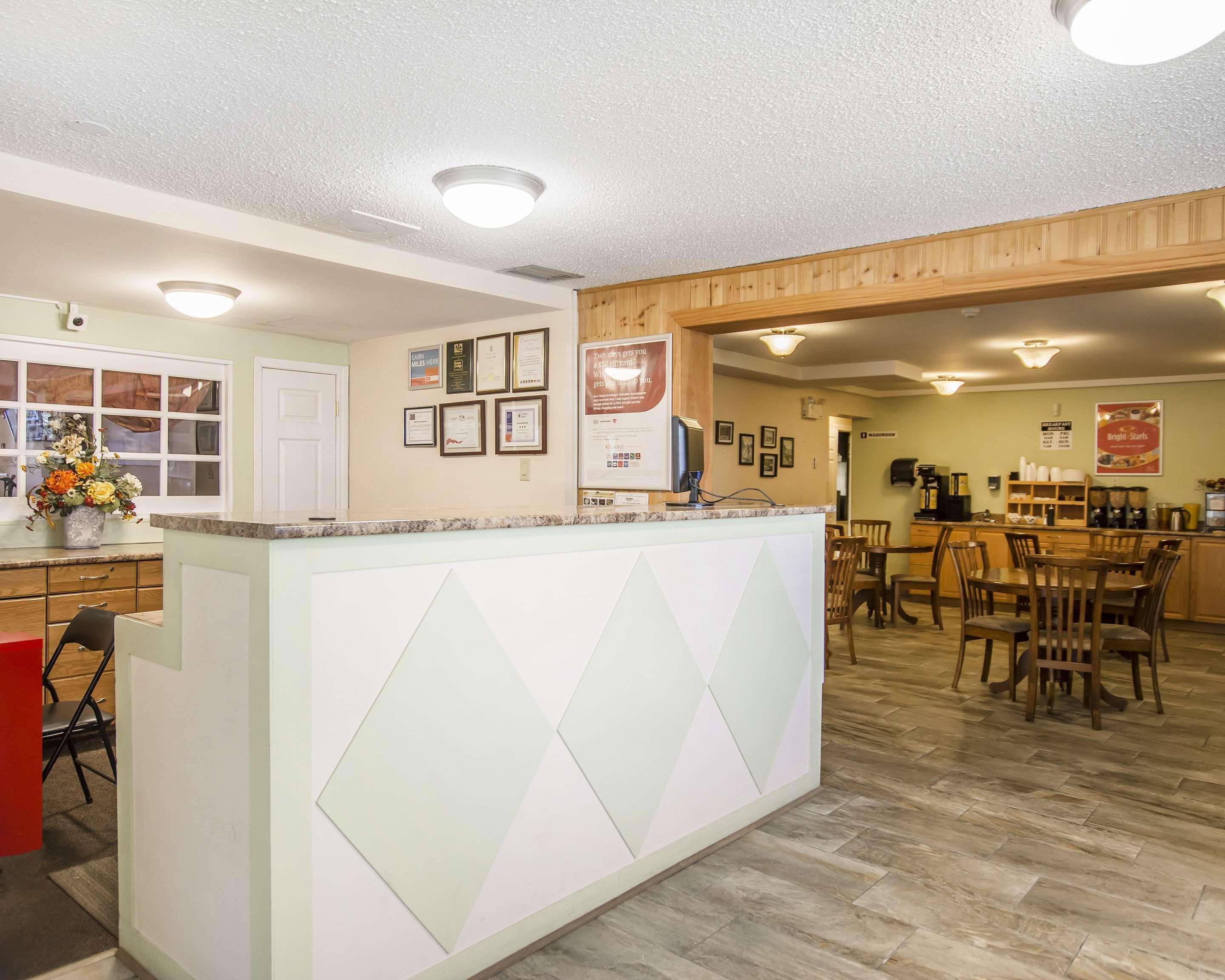 Econo Hotel 3*